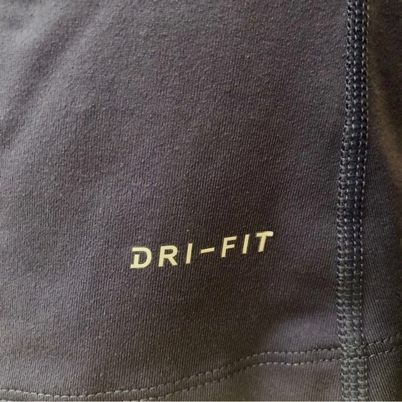 Nike. Dri-Fit Long Sleeve Half Zip. Purple. Small. - Picture 4 of 8